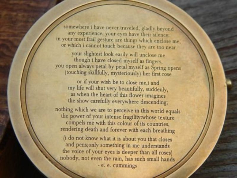E.E. Cummings “I Carry Your Heart” Poem Engraved Brass Compass with Wooden Anchor Box – Romantic Vintage Nautical Gift for Anniversary, Wedding, Valentine’s, or Graduation