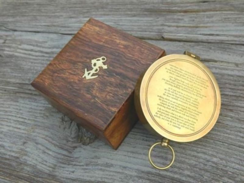 E.E. Cummings “I Carry Your Heart” Poem Engraved Brass Compass with Wooden Anchor Box – Romantic Vintage Nautical Gift for Anniversary, Wedding, Valentine’s, or Graduation