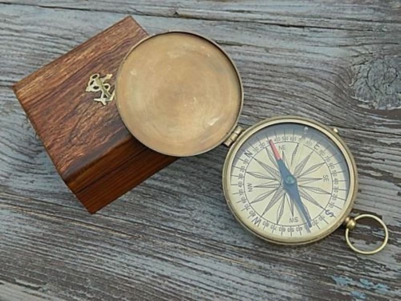 E.E. Cummings “I Carry Your Heart” Poem Engraved Brass Compass with Wooden Anchor Box – Romantic Vintage Nautical Gift for Anniversary, Wedding, Valentine’s, or Graduation