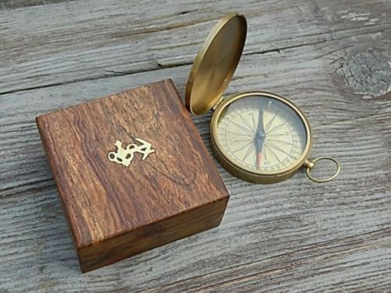 E.E. Cummings “I Carry Your Heart” Poem Engraved Brass Compass with Wooden Anchor Box – Romantic Vintage Nautical Gift for Anniversary, Wedding, Valentine’s, or Graduation